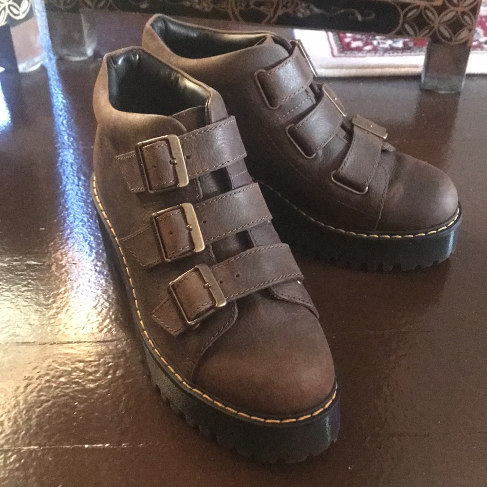 Dr Martens Cappola brown boot with buckle